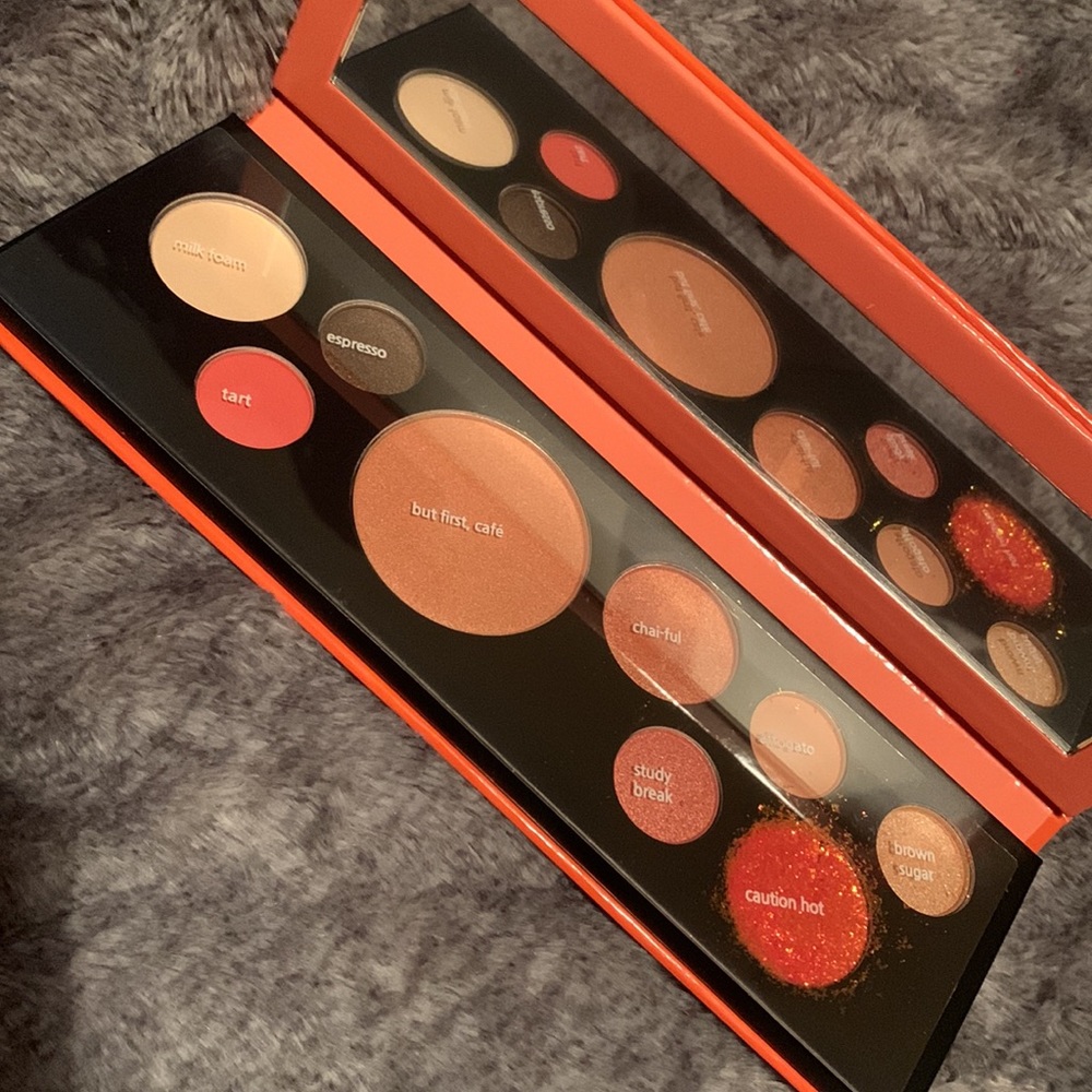 Touch in SOL eyeshadow palette